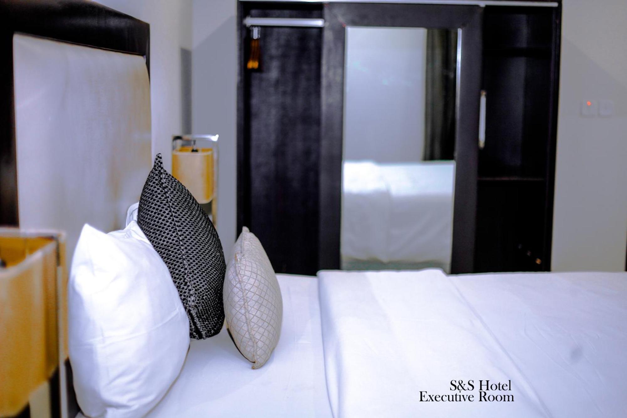 S & S Hotel & Suites Лагос Экстерьер фото